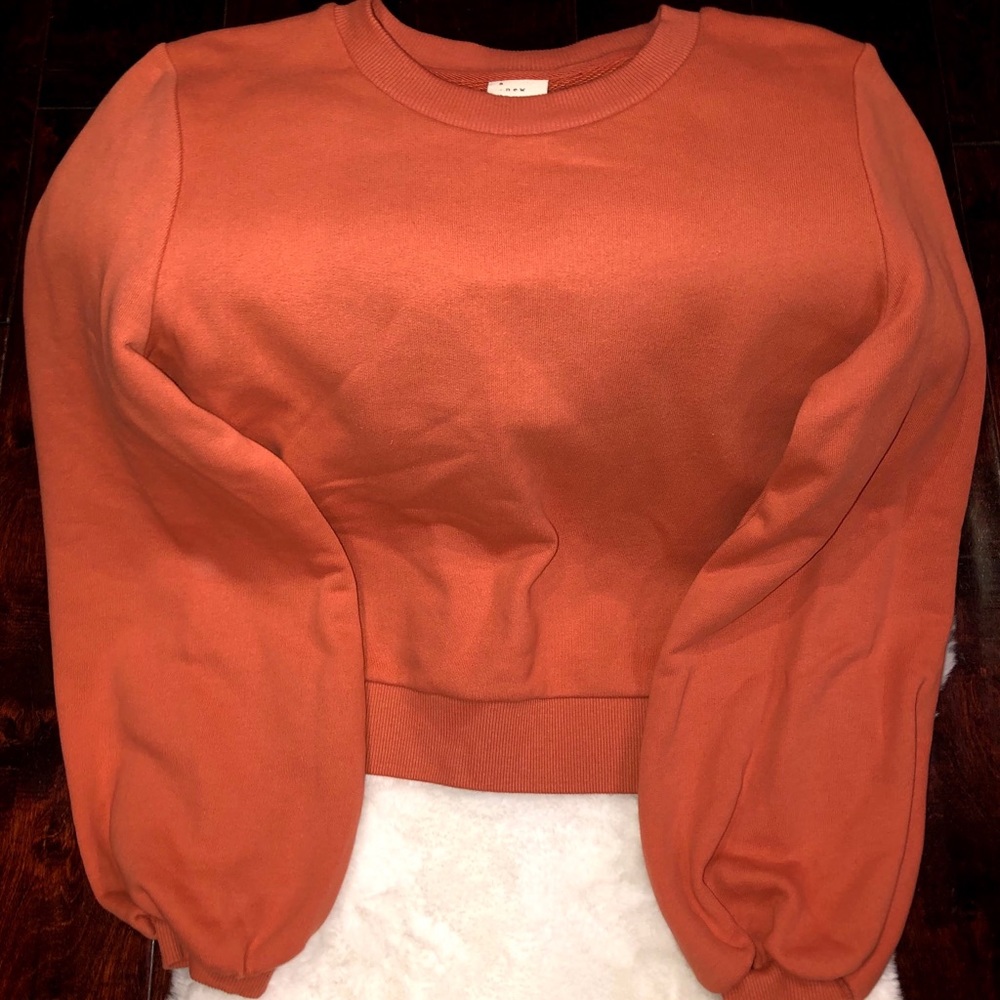 Wide-sleeved sweater.